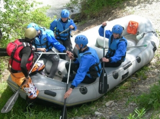 Aprende técnicas de pilotaje de Rafting con los instructores titulados por el estado de Piraft 